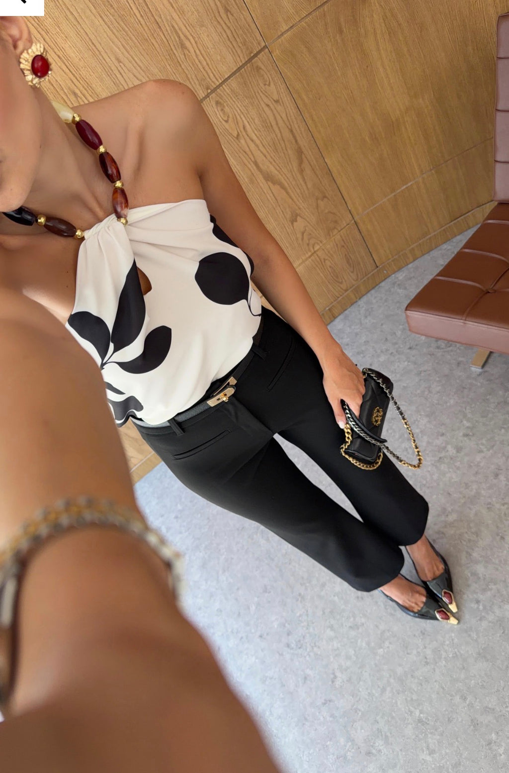 Yaka Boncuk Detaylı Bluz