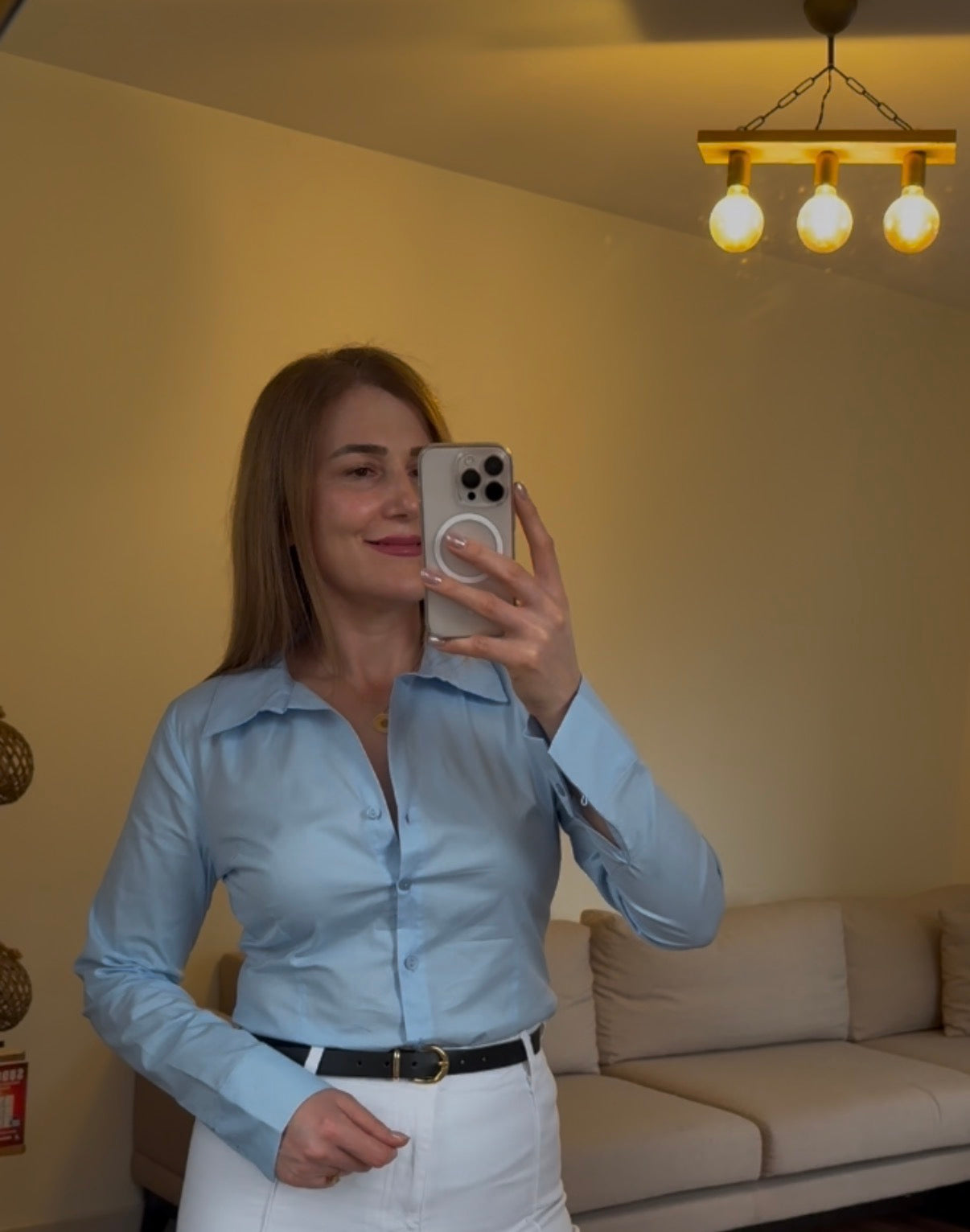 Likralı, esnek kumaş,dar kesim mavi gömlek